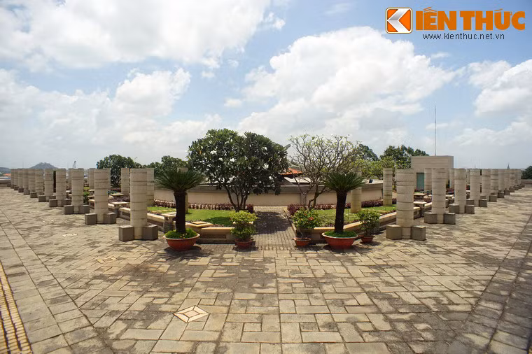 Tầng thượng gọi là “Sân vọng”, được bài trí như một khu vườn.