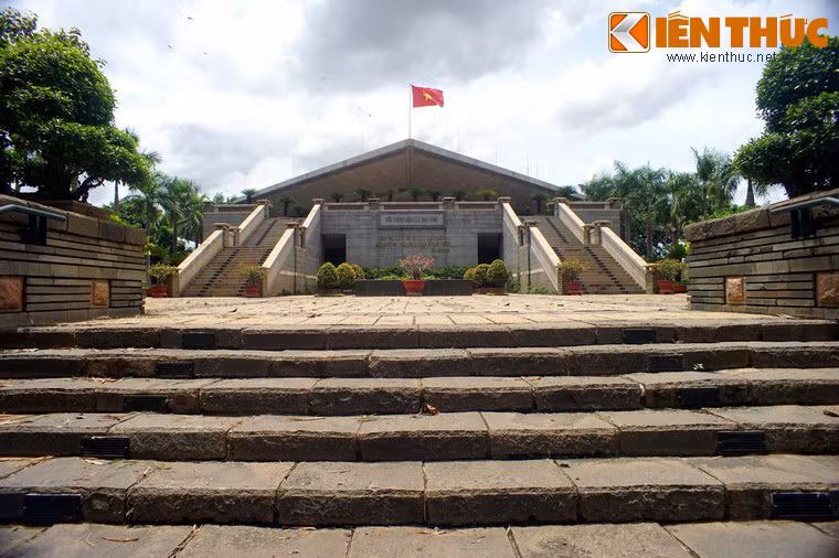 Cuối Đường tre là khu đền thờ, nằm trên một đỉnh đồi tự nhiên với độ cao 21m.