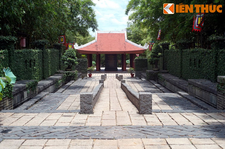 Giữa Đường tre có một nhà bia tưởng niệm, bên trong đặt bia đá khắc nội dung tóm tắt về hào khí lịch sử Việt Nam.