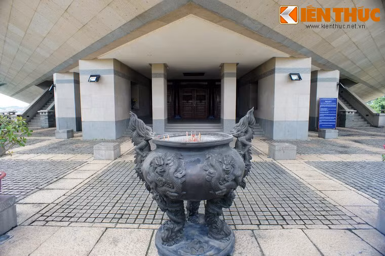 Cổng vào đển nằm trên tầng 2.