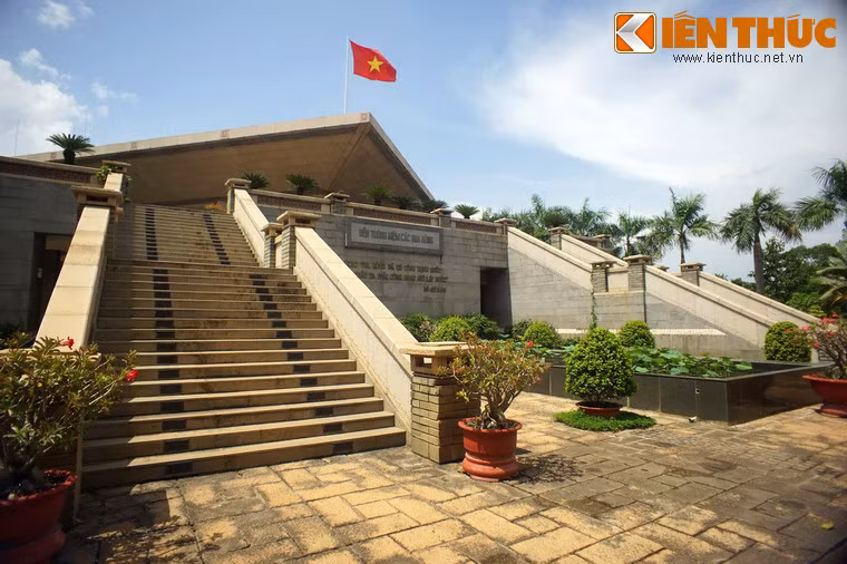 Phía trước đền có một khối sảnh nhô ra với hai cầu thang đi lên ở hai phía