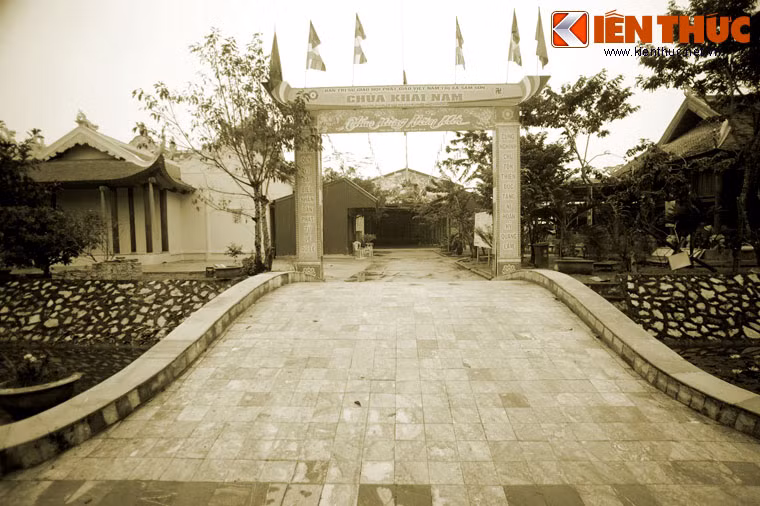 Theo “Sử Ký Toàn Thư”, chùa Khải Nam có từ thời Trần Anh Tông (năm 1293-1314). Tên chữ của chùa có nghĩa là " Mở rộng cửa đón chúng sinh nước Nam".