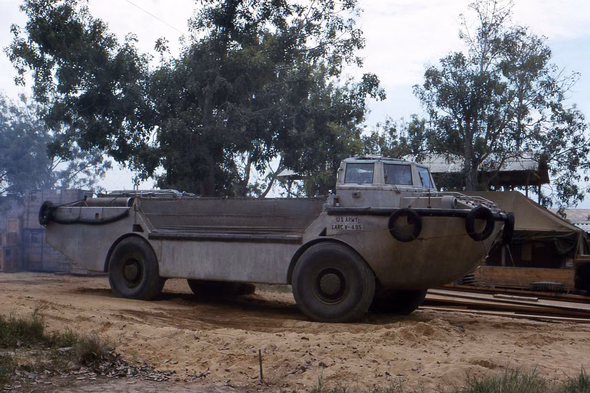 Xe lưỡng dụng của Mỹ trong căn cứ. Ảnh: 366thspsk-9.com