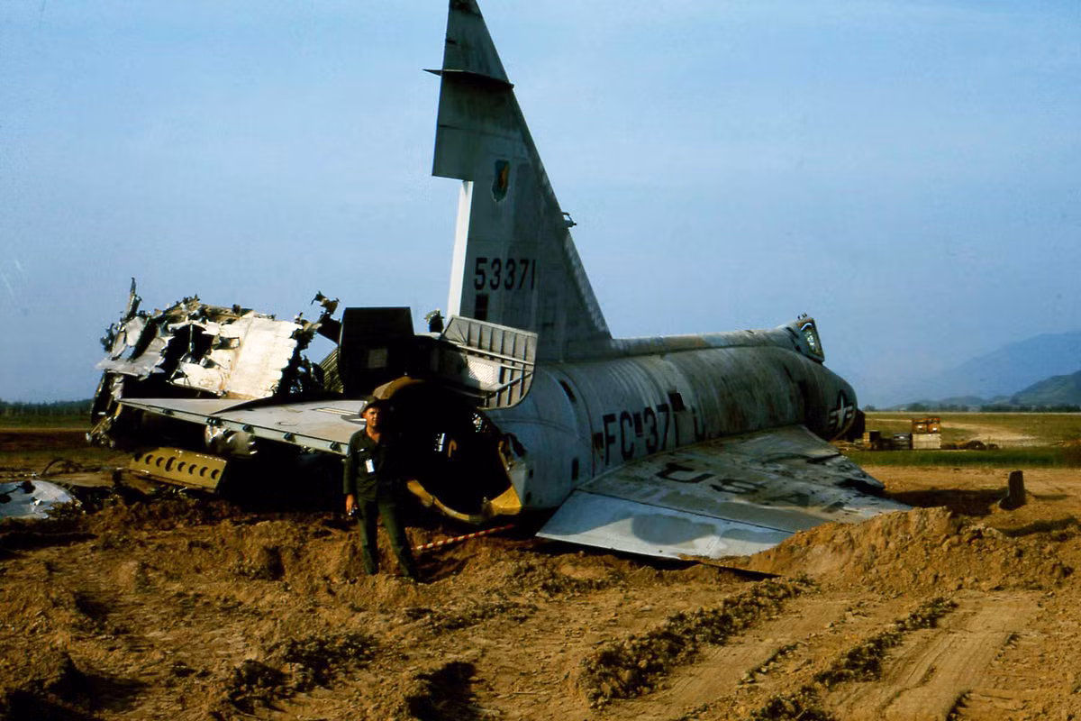 Người lính Mỹ bên một chiếc máy bay chiến đấu bị phá dỡ làm phế liệu. Ảnh: 366thspsk-9.com