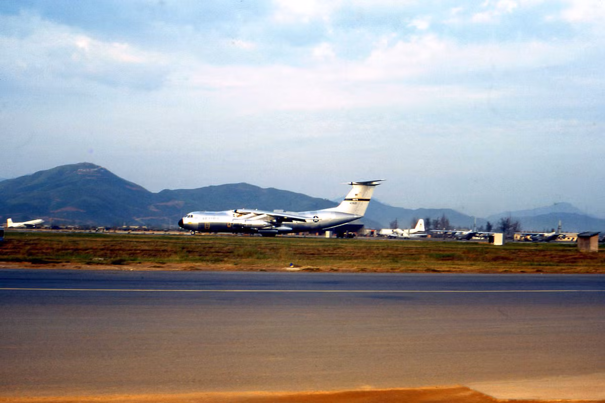 Trên đường băng sân bay Đà Nẵng. Ảnh: 366thspsk-9.com