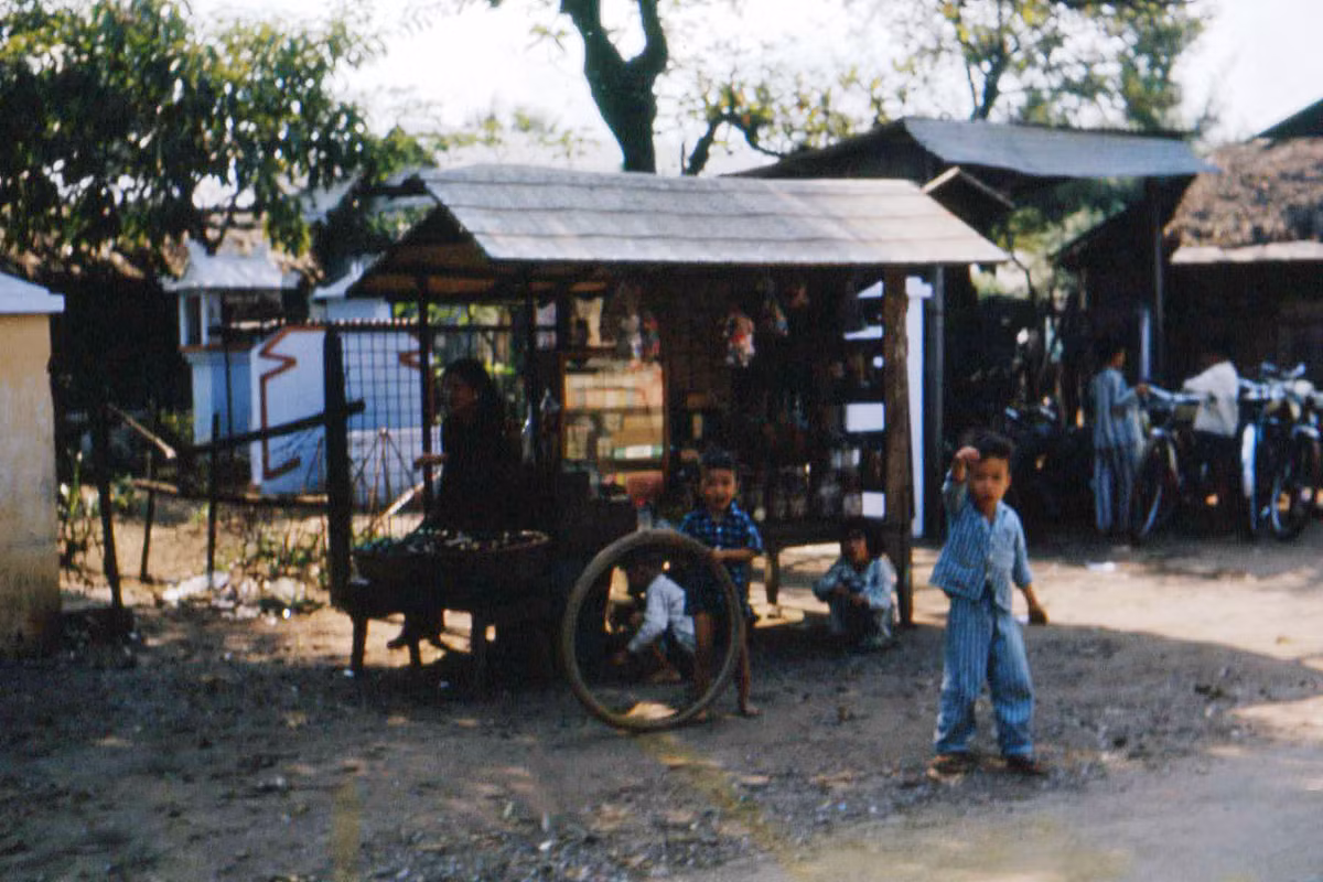 Những đứa trẻ bên quầy hàng lưu động. Ảnh: 366thspsk-9.com.