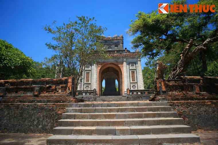 Tự Đức, vị vua thứ tư của nhà Nguyễn là một người đề cao tính khiêm nhường. Các công trình trong lăng mộ ông đều bắt đầu bằng chữ Khiêm. Có lẽ do muốn thế hiện sự khiêm cung mà nhà vua không cho đắp hình rồng - biểu tượng đế quyền - trên các bậc cấp chính của lăng.