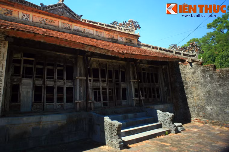 Bậc cấp của một số tòa nhà trong khuôn viên lăng Tự Đức có lan can hình mây gió, như thể hiện tâm hồn lãng mạn, nhiều ẩn ức của vị vua giỏi thơ văn nhưng yếu đuối và bất lực trước nguy cơ mất nước vào tay thực dân Pháp này.