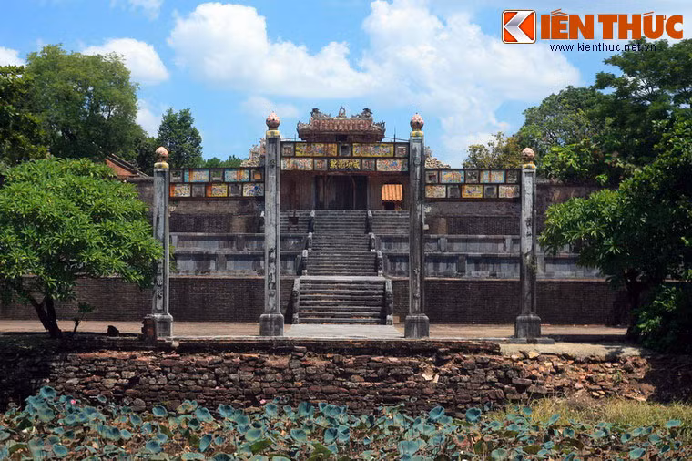 Bức ảnh này chụp ở lăng vua Thiệu Trị, cho thấy rõ hơn cấu trúc bậc cấp và sự phân tầng của các sân tế.