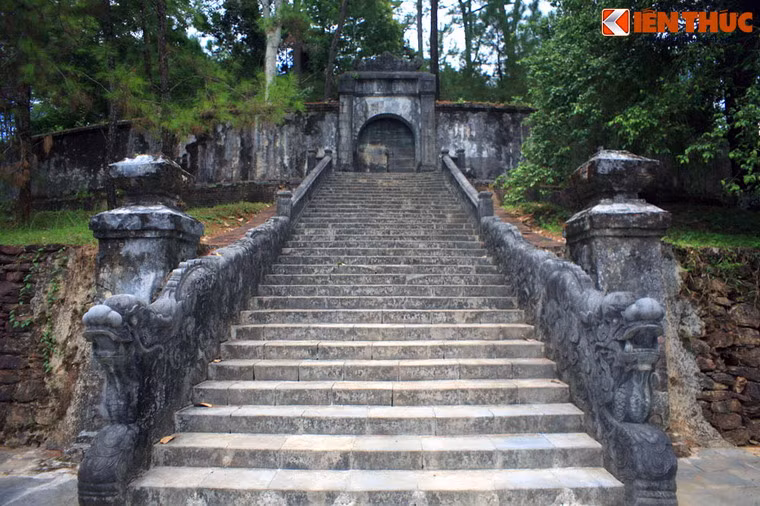 Cặp rồng với chiều dài ấn tượng ở lối lên Bửu Thành, nơi vua Minh Mạng yên nghỉ.