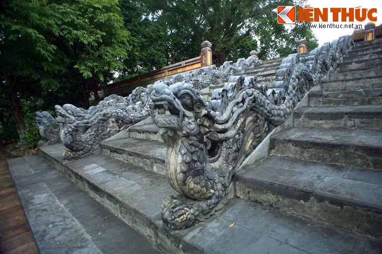 Hệ thống bậc cấp tại các lăng mộ vua Nguyễn cũng sở hữu những lan can đắp hình rồng được coi là kiểu mẫu của kiến trúc cung đình nhà Nguyễn. Trong ảnh là lan can ở bậc cấp dẫn lên điện Minh Thành ở lăng Gia Long.