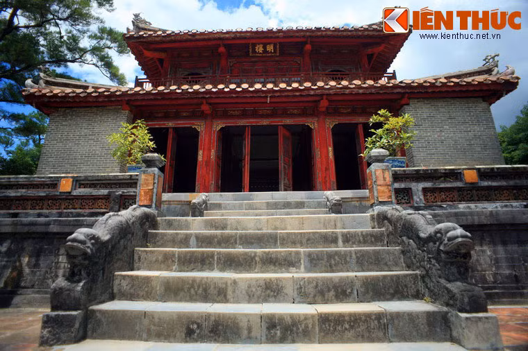 Tùy theo đời vua và vị trí của công trình mà hình tượng rồng được thể hiện với ít nhiều khác biệt, không bao giờ giống nhau hoàn toàn. Ảnh: Cặp rồng ở bậc cấp dẫn lên tòa Minh Lâu - công trình nằm ở trung tâm lăng vua Minh Mạng.