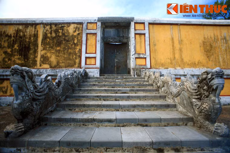 Cặp rồng trấn giữ lối vào Bửu Thành của lăng Gia Long, nơi đặt mộ phần hoàng đế Gia Long và Thừa Thiên Cao Hoàng hậu.