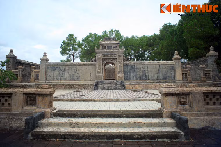 Lăng vua Đồng Khánh, vị vua bù nhìn của một đất nước mất chủ quyền, cũng không còn những hình ảnh rồng oai nghiêm như lăng mộ các vị vua đầu tiên.