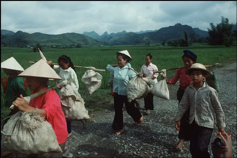 Những người phụ nữ trên đường ra chợ Trà Lĩnh, 1995. Ảnh: Magnumphotos.com.