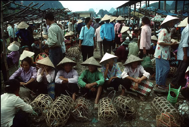 Khung cảnh nhộn nhịp ở chợ phiên Trà Lĩnh, 1995. Ảnh: Magnumphotos.com.