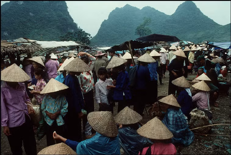 Khung cảnh nhộn nhịp ở chợ phiên Trà Lĩnh, 1995. Ảnh: Magnumphotos.com.