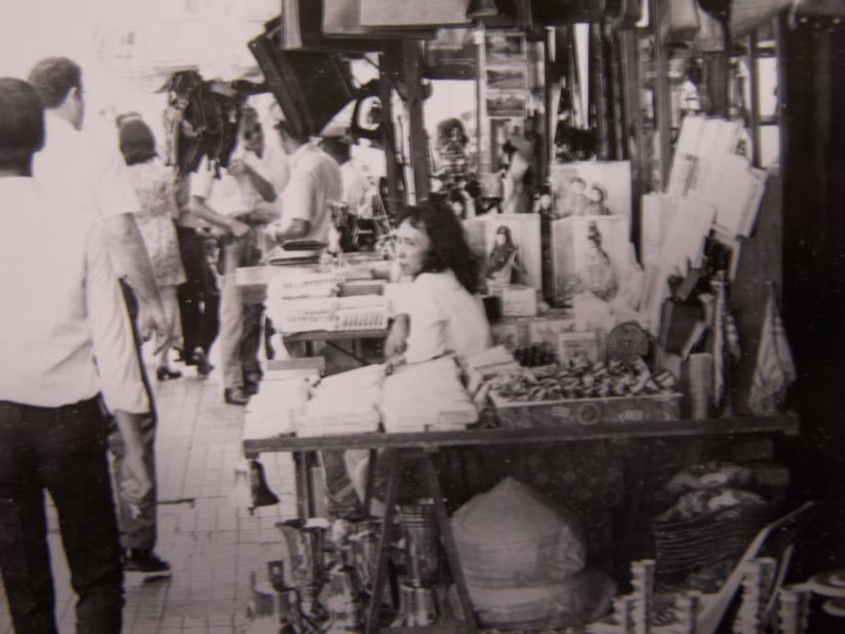 Các quầy hàng lưu niệm trên đại lộ Lê Lợi. Ảnh: Dieter Wahl Flickr