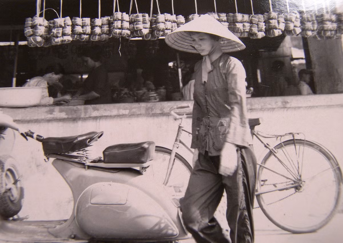 Phía ngoài một cửa hàng thực phẩm. Ảnh: Dieter Wahl Flickr