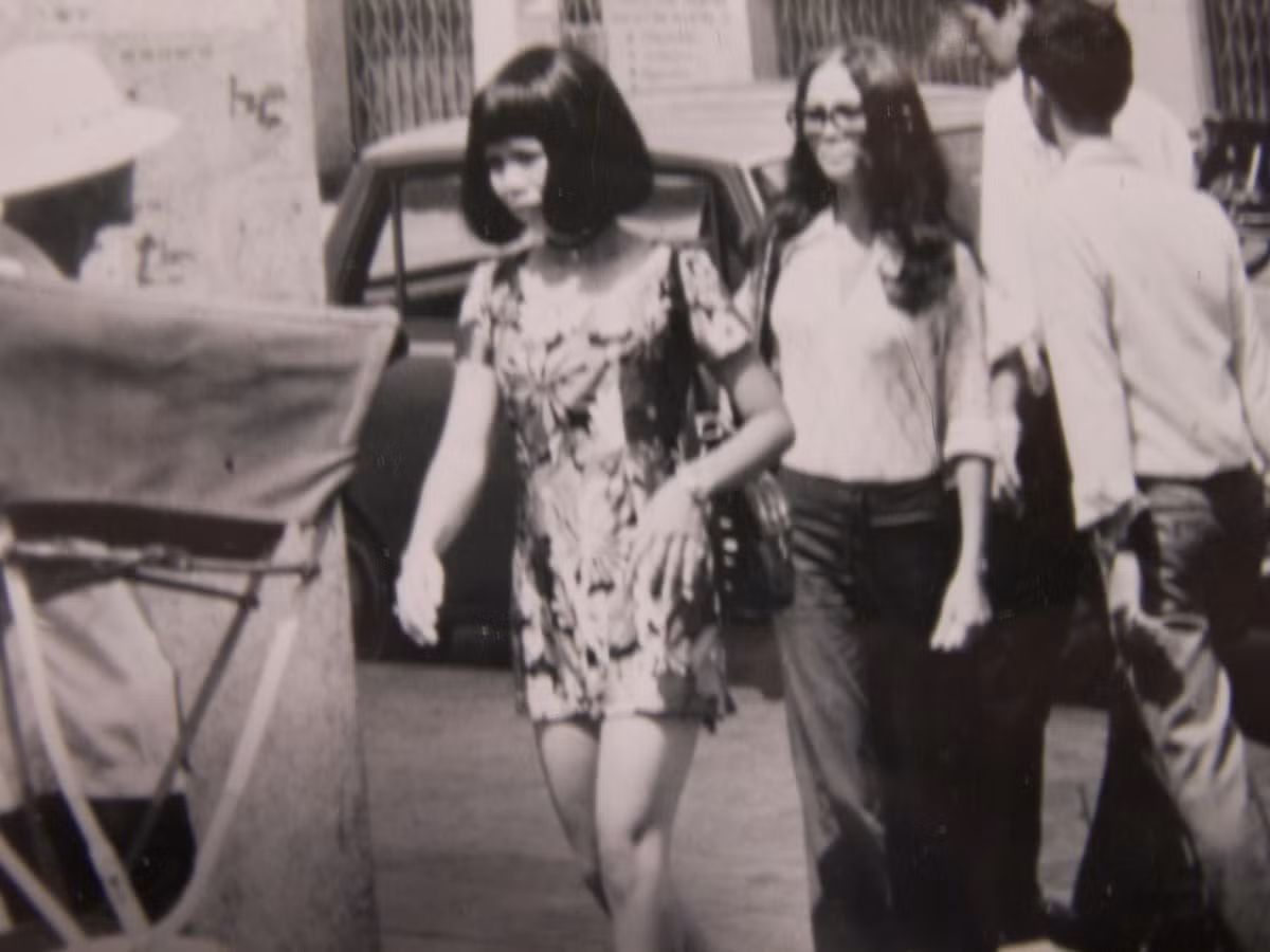 Các thiếu nữ Sài Gòn mặc trang phục tân thời. Ảnh: Dieter Wahl Flickr