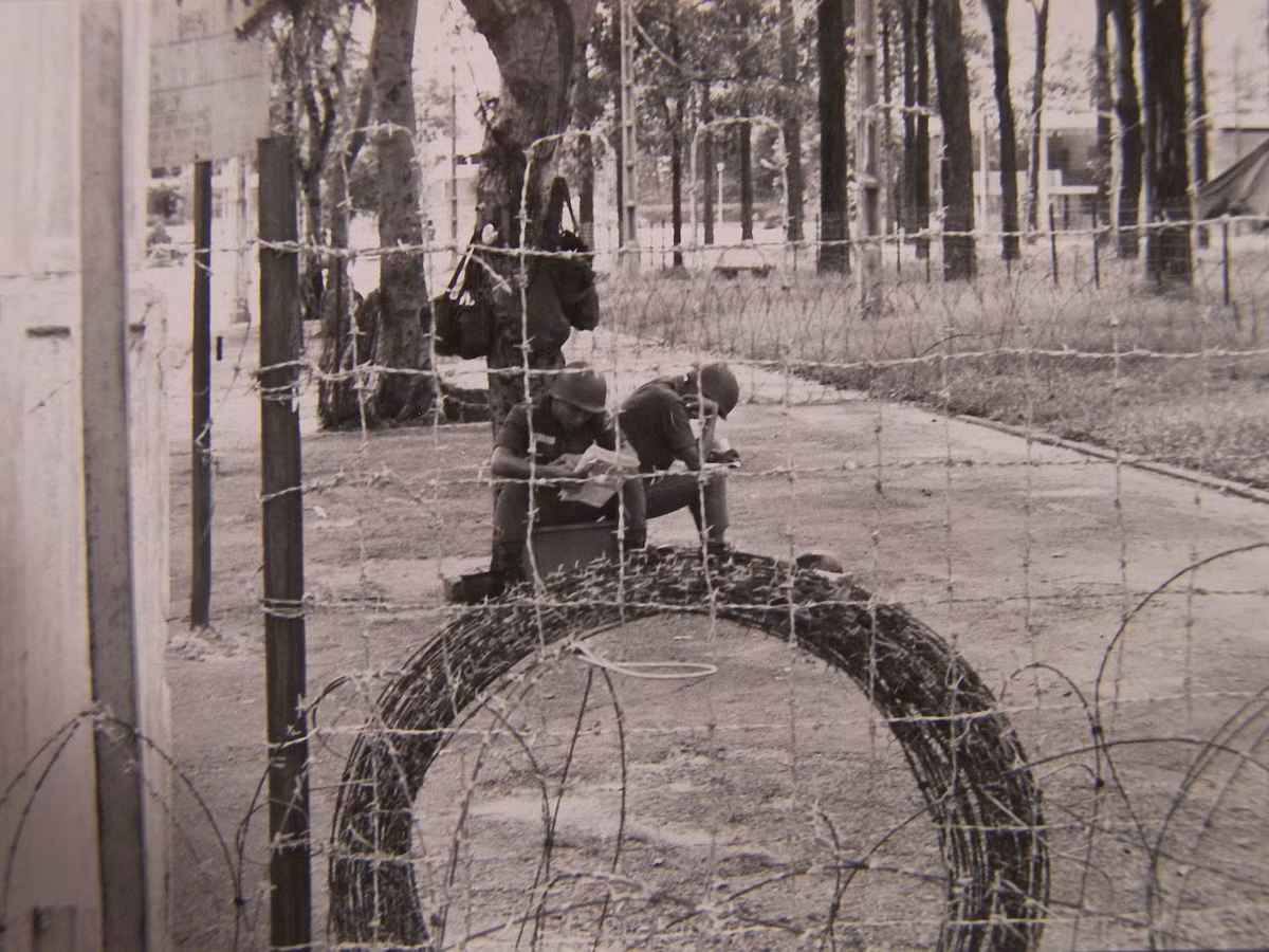 Phía ngoài hàng rào của một trại lính. Ảnh: Dieter Wahl Flickr