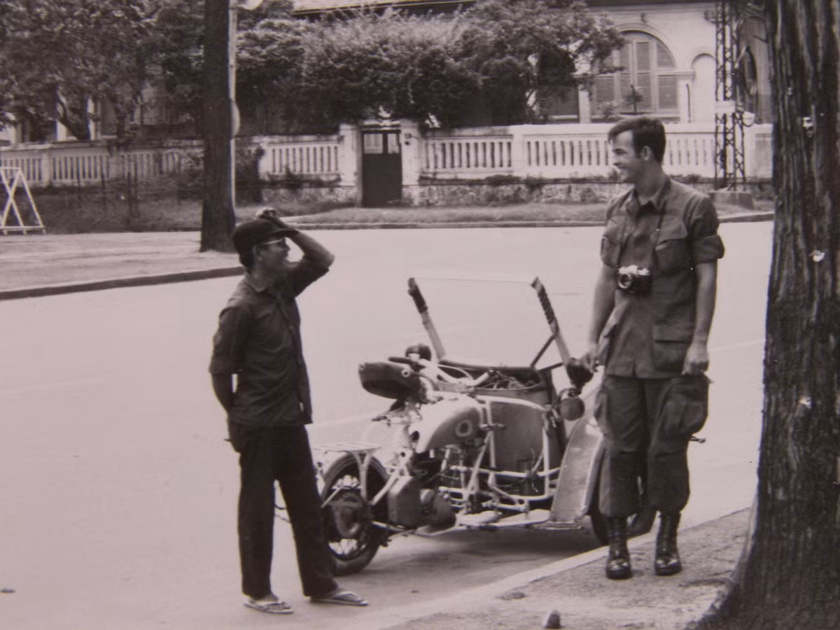 Phó nháy Mỹ và người lái xích lô máy. Ảnh: Dieter Wahl Flickr