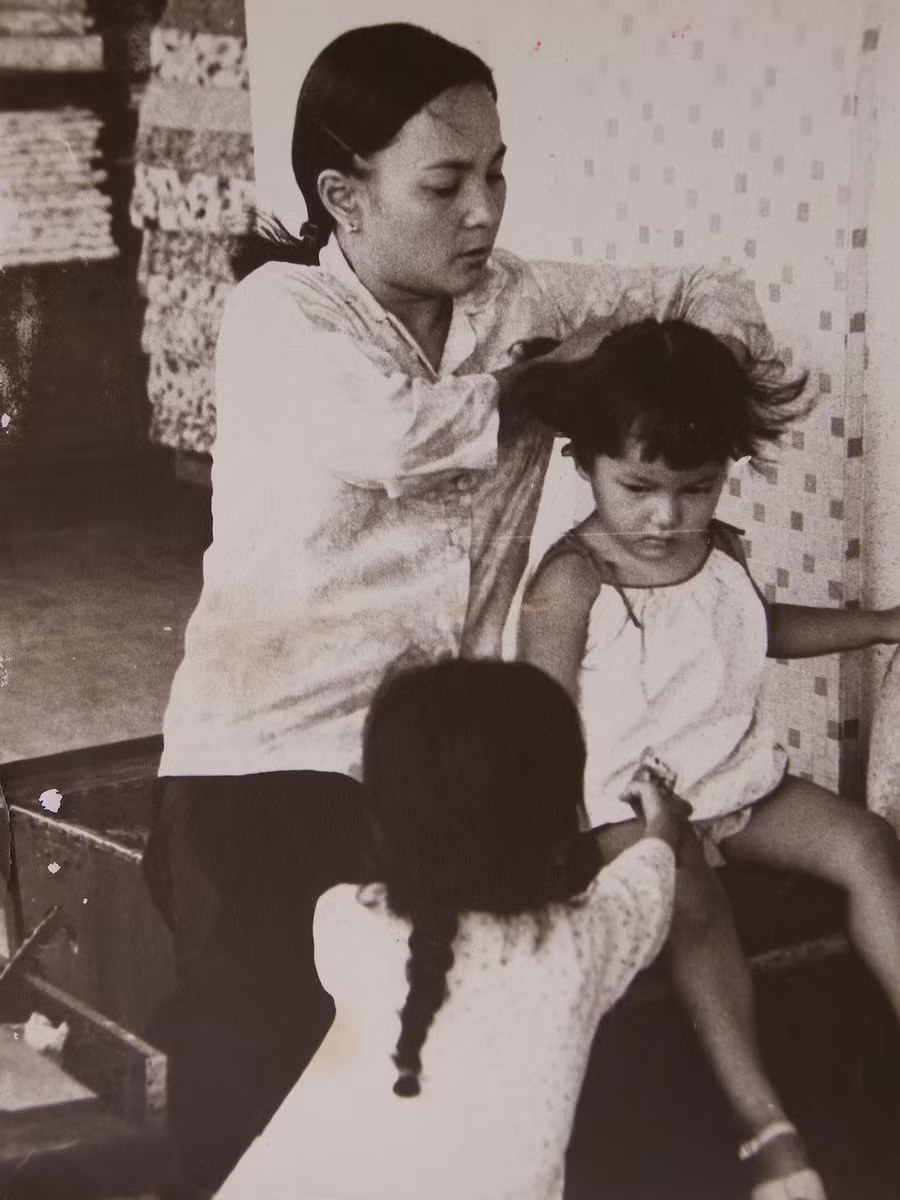 Bà mẹ buộc tóc cho con gái. Ảnh: Dieter Wahl Flickr