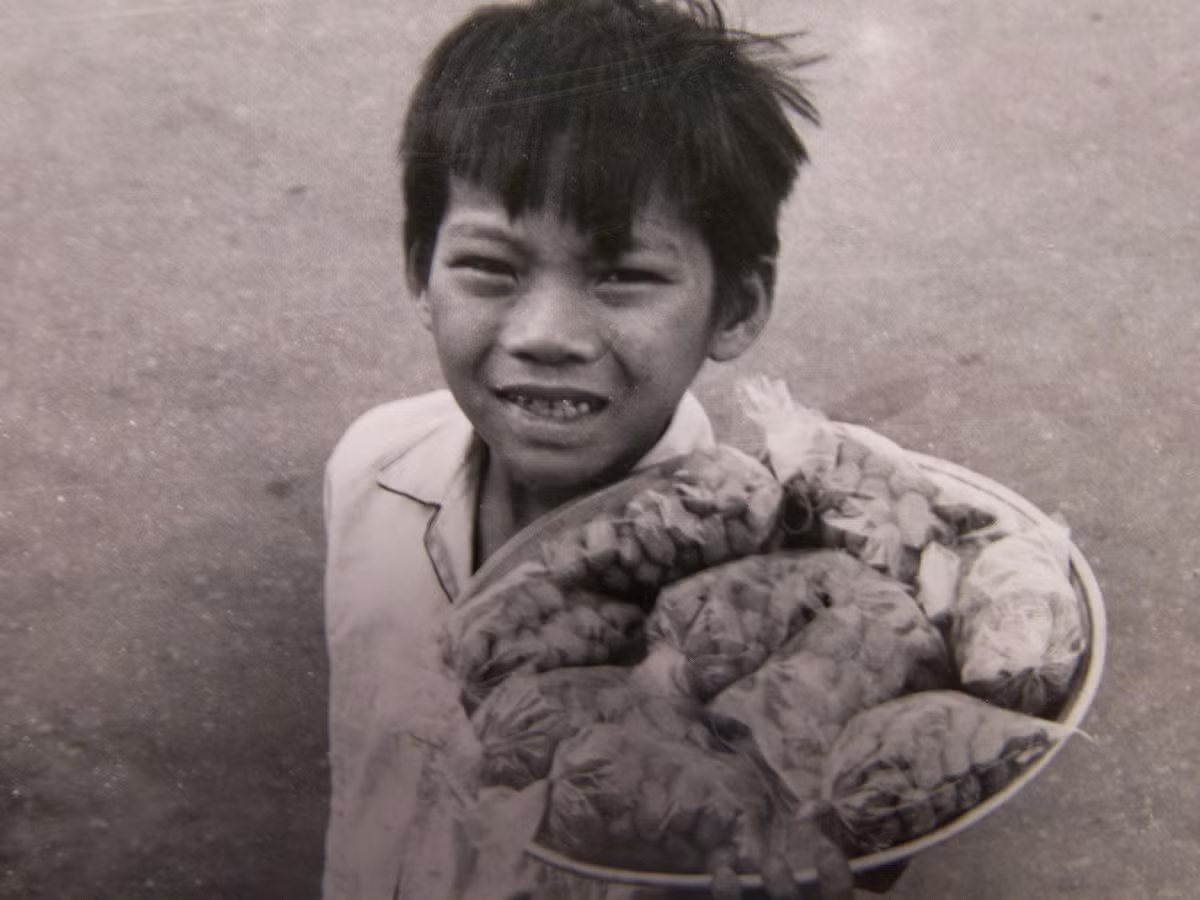 Cậu bé bán đậu phộng. Ảnh: Dieter Wahl Flickr