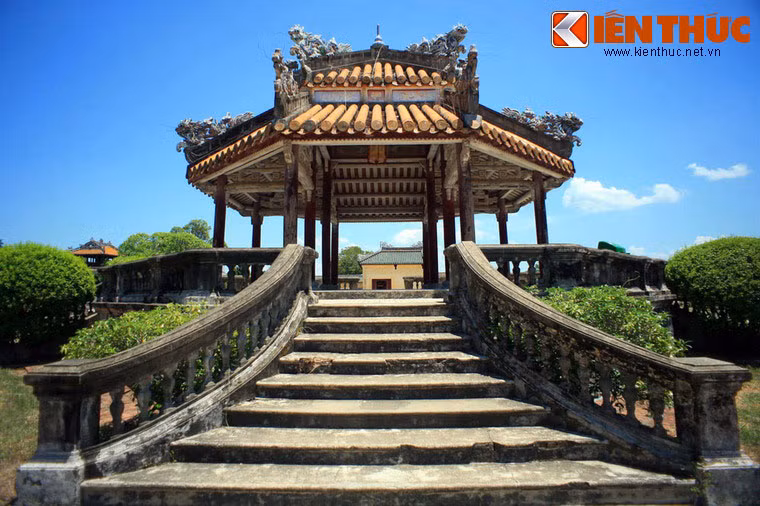 Bậc tam cấp cong cong dẫn lên lầu vọng cảnh trước điện Kiến Trung.