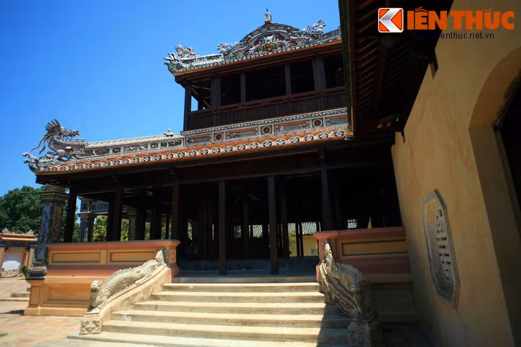 Bậc tam cấp với kiểu mẫu rồng khác lạ của cung Trường Sanh, cung điện từng được vua Thiệu Trị xếp vào hàng thứ bảy trong Thần kinh nhị thập cảnh - liệt kê 20 thắng cảnh của kinh đô Huế.