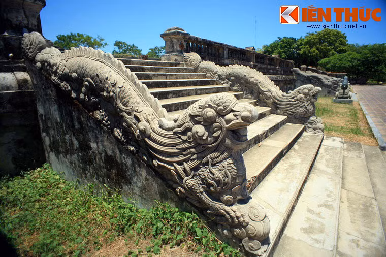 Hình rồng trên lan can của bậc tam cấp nằm phía trái điện Kiến Trung.