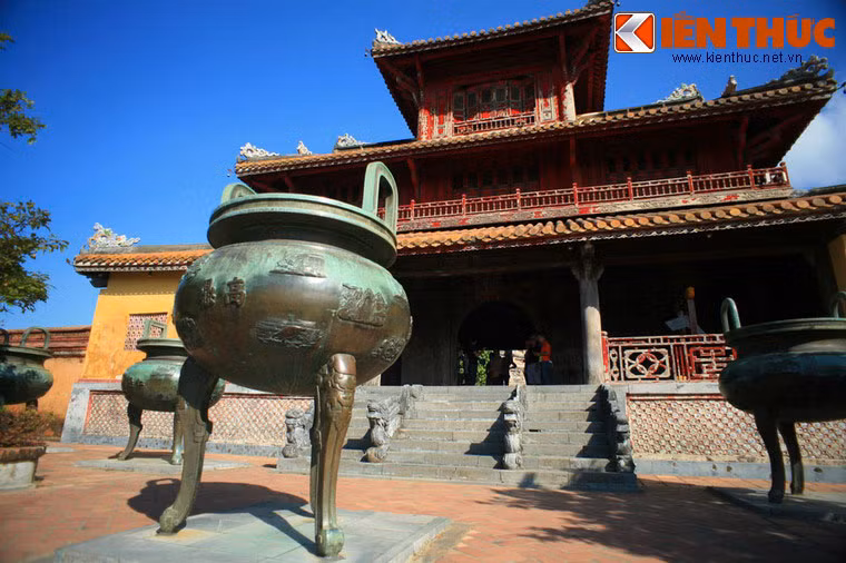 Bậc tam cấp với bốn lan can rồng bằng đá chạm khắc tinh xảo của Hiển Lâm Các như tôn thêm vẻ uy nghiêm của Cửu Đỉnh trước sân Thế Miếu trong Hoàng thành.