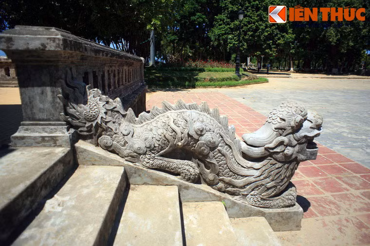 Lan can hình rồng tinh xảo bên bậc cấp của Nghênh Lương Đình hay Nghênh Lương Tạ, nơi nghỉ chân của nhà vua trước khi đi xuống bến sông Hương để lên thuyền rồng hoặc làm nơi hóng mát.