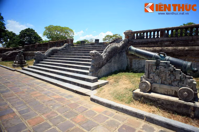 Bậc tam cấp bằng đá trước lối vào chính của điện Kiến Trung, một cung điện hết sức tráng lệ được vua Khải Định cho xây vào đầu thập niên 1920 làm nơi sinh hoạt của vua trong hoàng cung. Ngày nay công trình này chỉ còn là phế tích.
