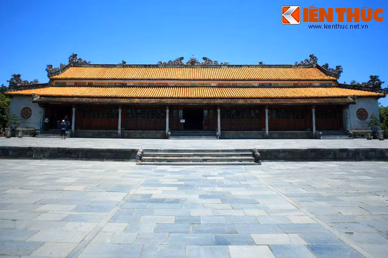 Bậc tam cấp bằng đá trước Điện Thái Hòa, cung điện nằm trong khu vực Đại Nội của kinh thành Huế, là nơi đăng quang của 13 vua triều Nguyễn từ Gia Long đến Bảo Đại.