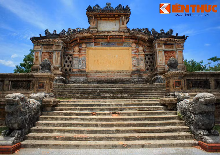 Dấu ấn thời gian trên bậc tam cấp của đài tưởng niệm Chiến sĩ trận vong trước khi công trình này được tu bổ.