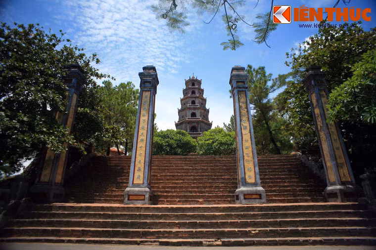 Các bậc cấp của chùa Thiên Mụ, nơi bất cứ khách phương xa nào đến xứ Huế cũng phải bước qua.