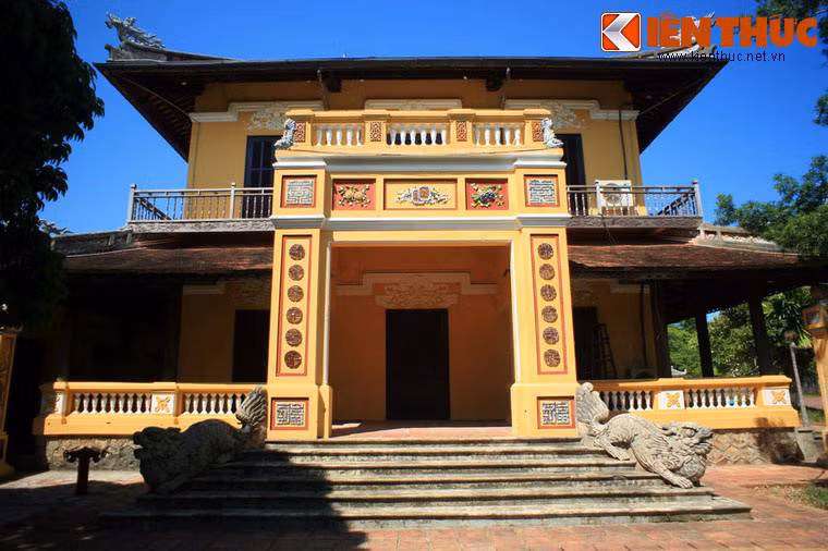 Bậc tam cấp ấn tượng với cặp rồng lớn của lầu Tịnh Minh trong Hoàng thành Huế, nơi từng được cựu hoàng Bảo Đại sử dụng làm tư thất.