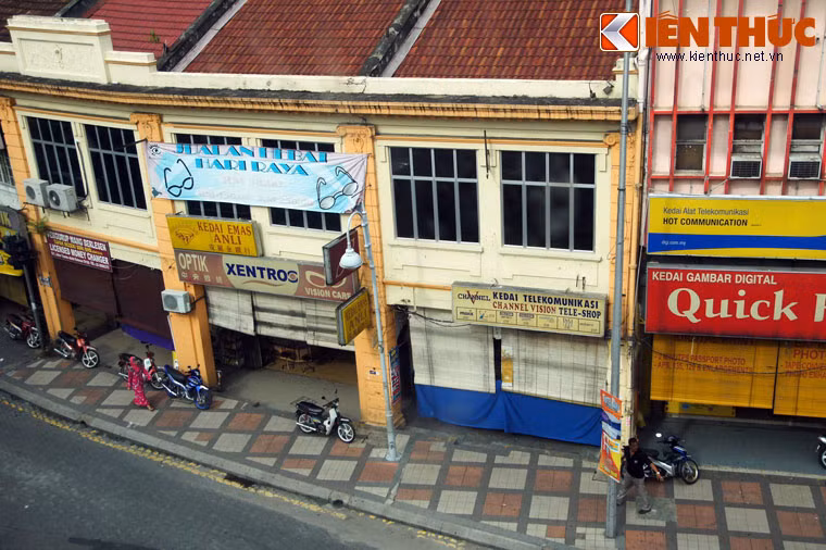 Đây không phải một kiểu xây dựng tự phát mà được quy định trong luật quy hoạch đô thị của Malaysia, bắt buộc các hộ dân phải tuân thủ.