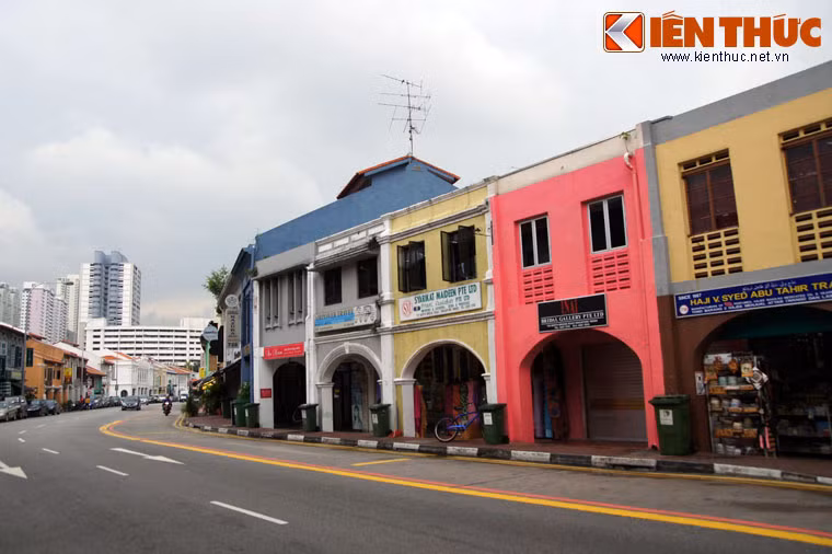 Singapore cũng áp dụng cách thức quy hoạch vỉa hè tương tự Malaysia với các tòa nhà mặt phố có tầng 1 xây lùi vào phía trong vỉa hè.