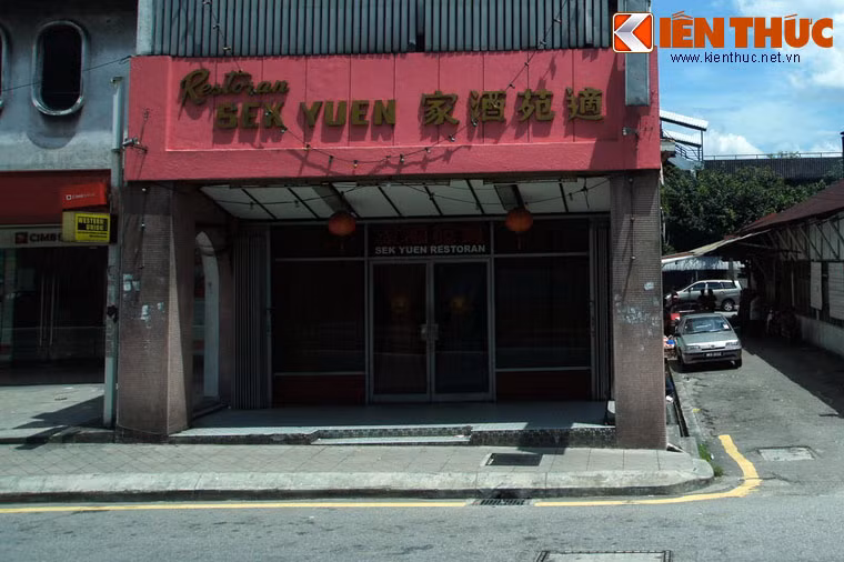  Bậc tam cấp trên vỉa hè, nếu có, sẽ nằm hoàn toàn ở trong phần diện tích được phép sử dụng, không lấn ra vỉa hè gây mất mỹ quan và cản trở việc đi lại của người dân.