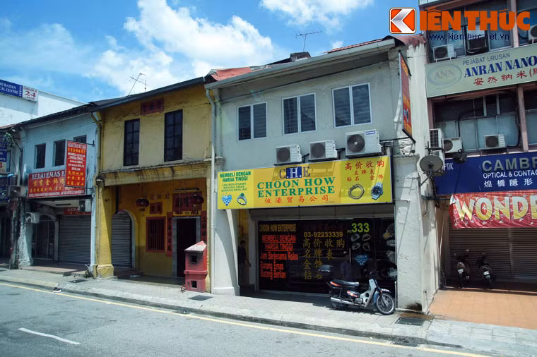 Tùy từng khu vực, sẽ có những quy định riêng về độ sâu mà các tòa nhà phải xây lùi vào.