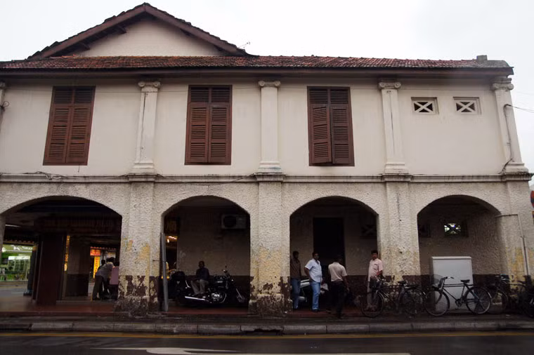 Nhiều tòa nhà lớn cũng "hi sinh" một phần diện tích ở tầng một làm không gian công cộng.