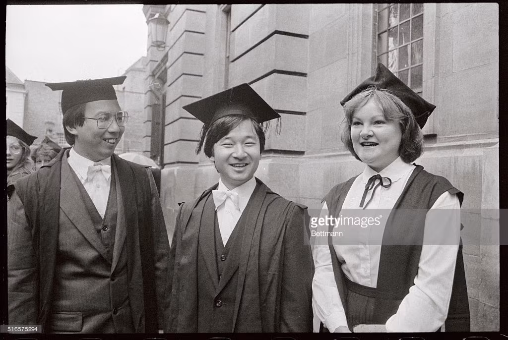 Sau khi tốt nghiệp trung học, ông theo học khoa lịch sử ở Đại học Gakushuin, có bằng cử nhân và thạc sĩ lần lượt vào các năm 1982 và 1988. Giai đoạn 1983 - 1985, ông du học tại Cao đẳng Merton thuộc Đại học Oxford ở Vương quốc Anh College. Sau khi trở về Nhật Bản, Naruhito tiếp tục ghi danh tại Đại học Gakushuin để có thêm một bằng Thạc sĩ ngành Nhân văn năm 1988. Ảnh: Thái tử Naruhito thời gian ở Oxford 15/10/1983 - Gettyimages.com