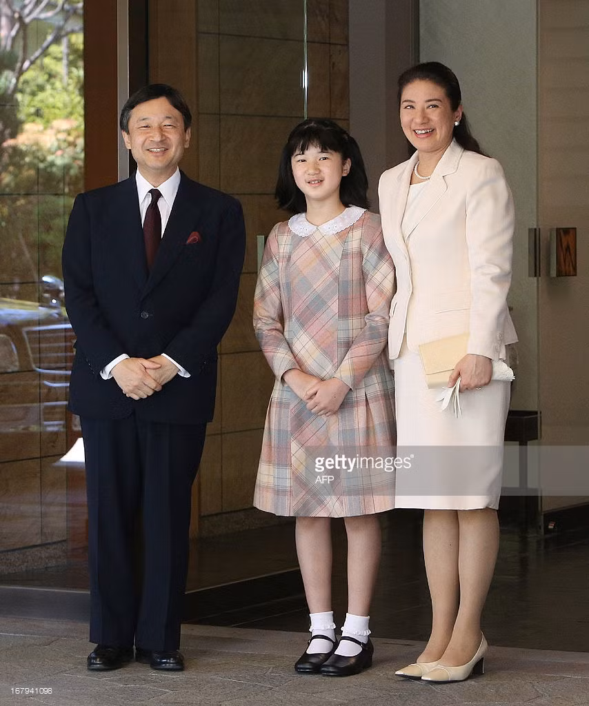 Sau hai lần cầu hôn thất bại, Thái tử Naruhito đã nhận được sự đồng ý của hoàng hậu tương lai Masako. Cuộc đính hôn của họ chính thức được công bố vào ngày 19/1/1993. Đám cưới của Thái tử Naruhito và Công nương Masako diễn ra vào ngày 9/6 cùng năm với 800 khách mời. Ảnh: Thái tử Naruhito cùng Công nương Masako và con gái Aiko ở cung điện Togu, 3/5/2013 - Gettyimages.com
