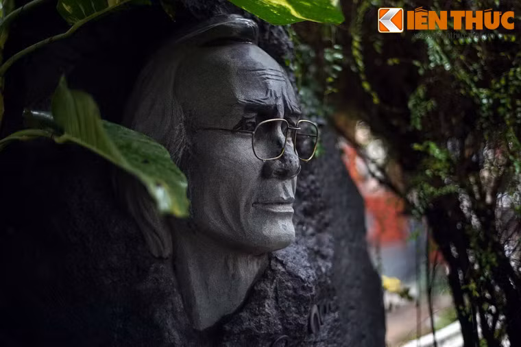 Bức tượng trên mộ của nhạc sĩ họ Trịnh được tạc không chỉ rất giống chân dung người thật...