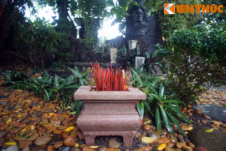 Ngôi mộ là nơi thăm viếng quen thuộc của những người yêu nhạc Trịnh, đặc biệt là vào 1/4 hàng năm, ngày nhạc sĩ về với cát bụi.