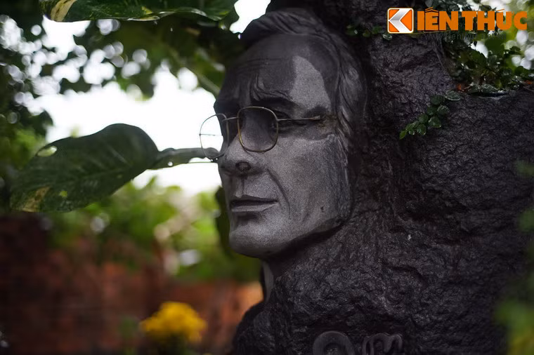 Chất liệu tự nhiên cùng lối thiết kế của ngôi mộ đem đến cho người thăm viếng một cảm giác rất gần gũi với thiên nhiên...