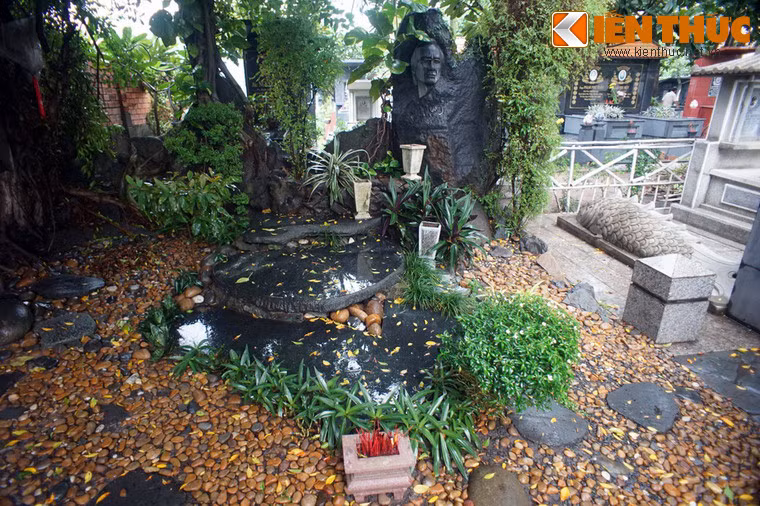  Mộ nhạc sĩ Trịnh Công Sơn nằm ở một góc nghĩa trang, cạnh mộ mẹ ông là bà Lê Thị Quỳnh (1921 - 1991). Mộ được thiết kế khá lạ mắt với những phiến đá granit nằm giữa những khóm cây xanh.