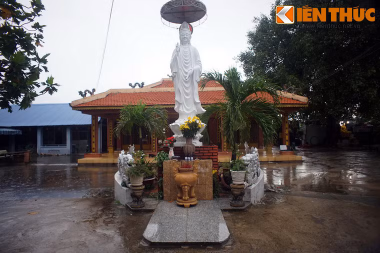 Khu điện thờ trong nghĩa trang chùa Quảng Bình, nơi an nghỉ của nhạc sĩ Trịnh Công Sơn.